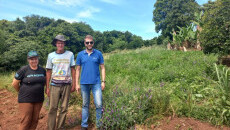 Os agrônomos Andrio e Luana realizam visitas a campo em Jaguarão, São Pedro do Sul e Toropi