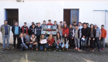 Equipe do Projeto Quintais entrega Minibiblioteca na escola EFASUL