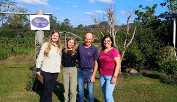 Agrônomos do projeto, Fernando Gomes e Giovana Santin, reiniciam visitas técnicas