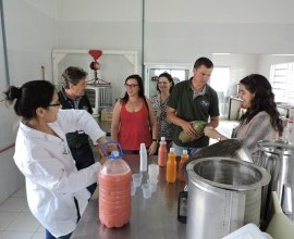 Degustação de sucos na Mini Fábrica da Estação Experimental Cascata. 