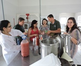 Degustação de sucos na Mini Fábrica da Estação Experimental Cascata. 