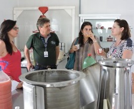 Degustação de sucos na Mini Fábrica da Estação Experimental Cascata. 