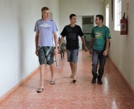 Os estudantes do 3º ano, Rafael Fernando Schroeder e Eduardo Ebert com o professor de agricultura familiar, Evandro Silveira.