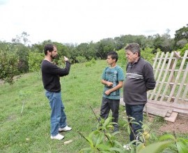 Vistoria no quintal orgânico de seu Adolfo, assentado de Canguçu - RS.